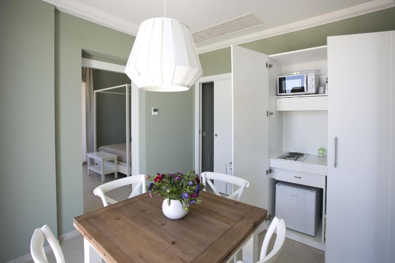 Deluxe One-Bedroom Apartment with Patio image 4