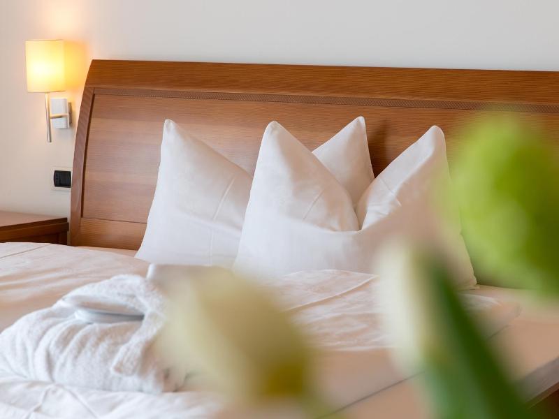 Superior Double Room with Balcony image 2