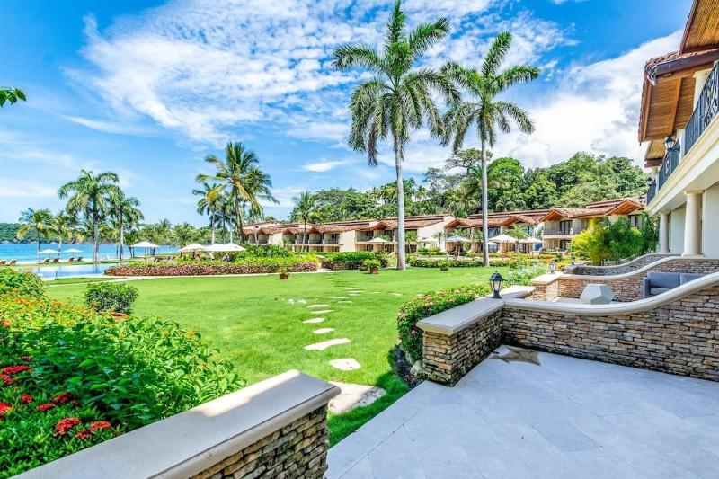 Spacious Open-Concept Condo with Stylish Design Direct Beach Access & Resort-Style Amenities - image 1
