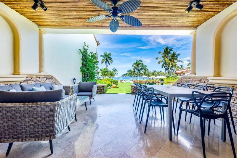 Spacious Open-Concept Condo with Stylish Design Direct Beach Access & Resort-Style Amenities - image 11