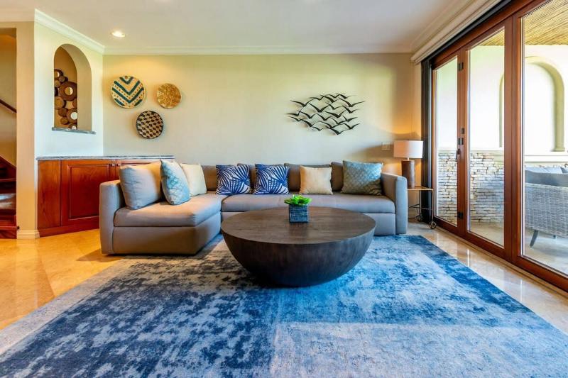 Spacious Open-Concept Condo with Stylish Design Direct Beach Access & Resort-Style Amenities - image 6