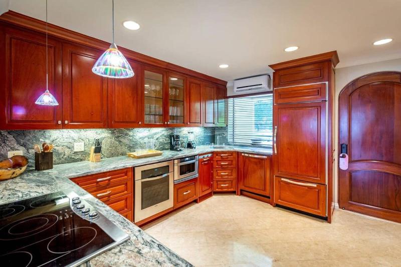 Spacious Open-Concept Condo with Stylish Design Direct Beach Access & Resort-Style Amenities - image 9