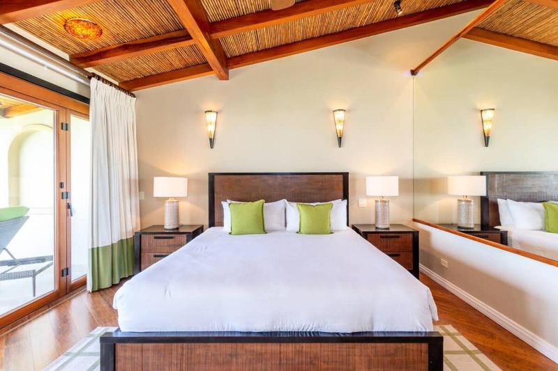 Spacious Open-Concept Condo with Stylish Design Direct Beach Access & Resort-Style Amenities - image 15