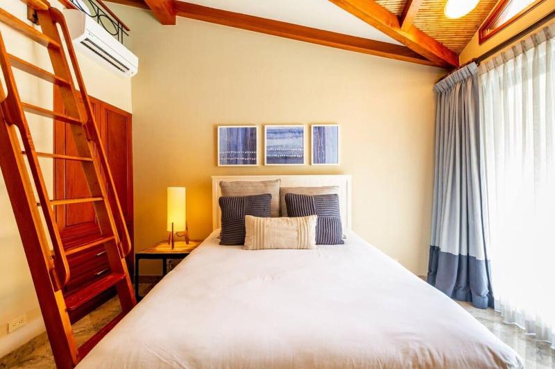 Spacious Open-Concept Condo with Stylish Design Direct Beach Access & Resort-Style Amenities - image 7