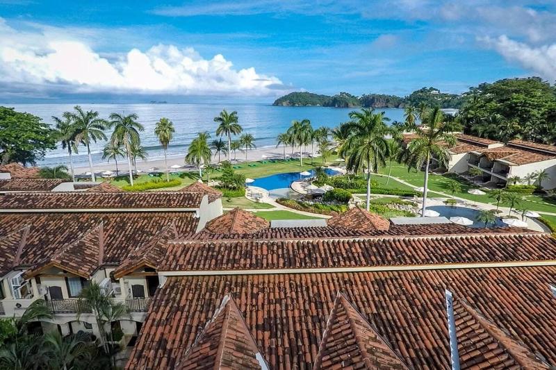 Spacious Open-Concept Condo with Stylish Design Direct Beach Access & Resort-Style Amenities - image 5
