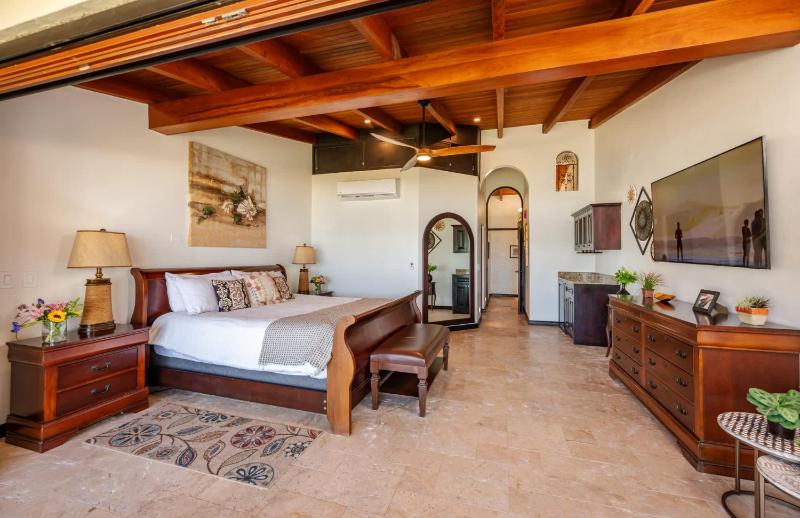 Upscale Two-Bedroom Condo in Playa Flamingo with Beautiful Oceanfront Views - image 4