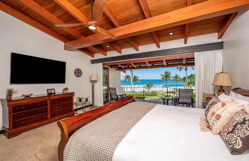 Upscale Two-Bedroom Condo in Playa Flamingo with Beautiful Oceanfront Views - image 16