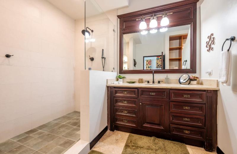 Upscale Two-Bedroom Condo in Playa Flamingo with Beautiful Oceanfront Views - image 11