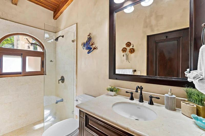 Upscale Two-Bedroom Condo in Playa Flamingo with Beautiful Oceanfront Views - image 10