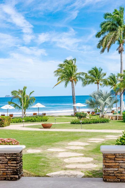 Upscale Two-Bedroom Condo in Playa Flamingo with Beautiful Oceanfront Views - image 7