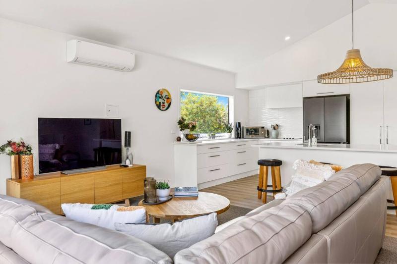 Relax at Rainbow Point - fabulous Taupo holiday home - image 2