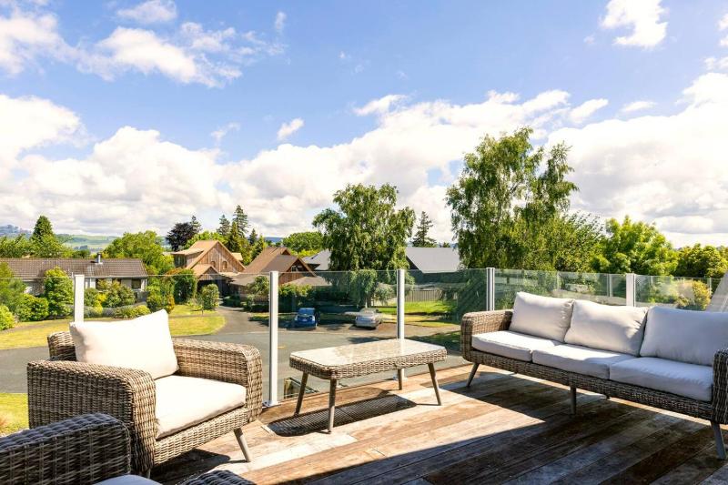 Relax at Rainbow Point - fabulous Taupo holiday home - image 4