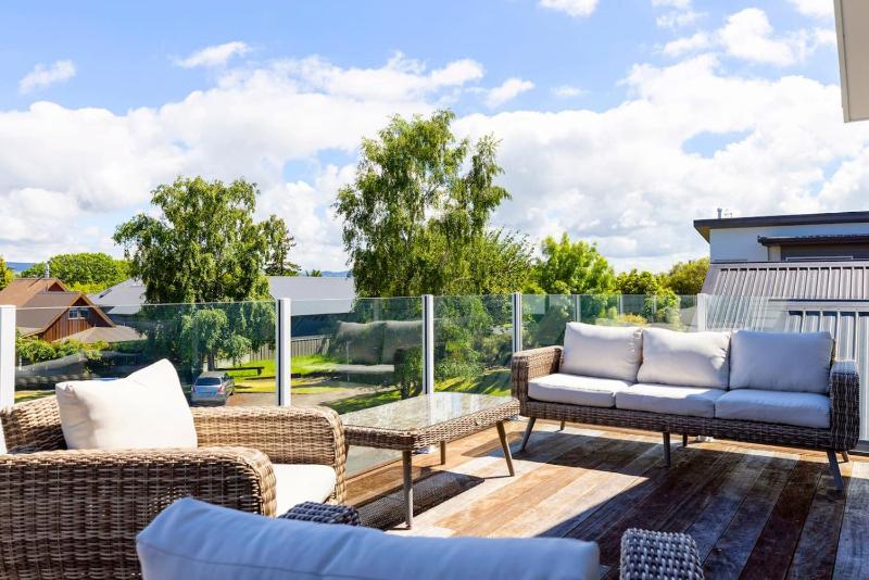 Relax at Rainbow Point - fabulous Taupo holiday home - image 26
