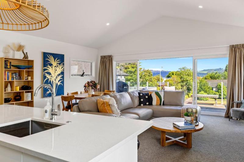 Relax at Rainbow Point - fabulous Taupo holiday home - image 31