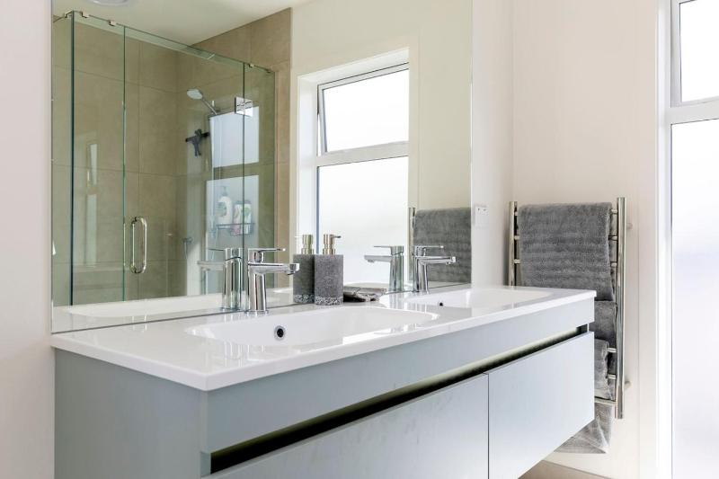 Relax at Rainbow Point - fabulous Taupo holiday home - image 28