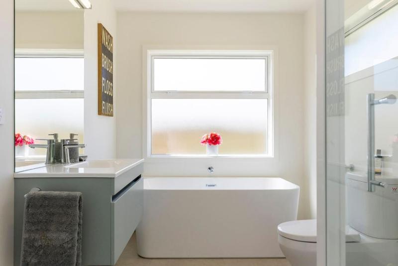 Relax at Rainbow Point - fabulous Taupo holiday home - image 34