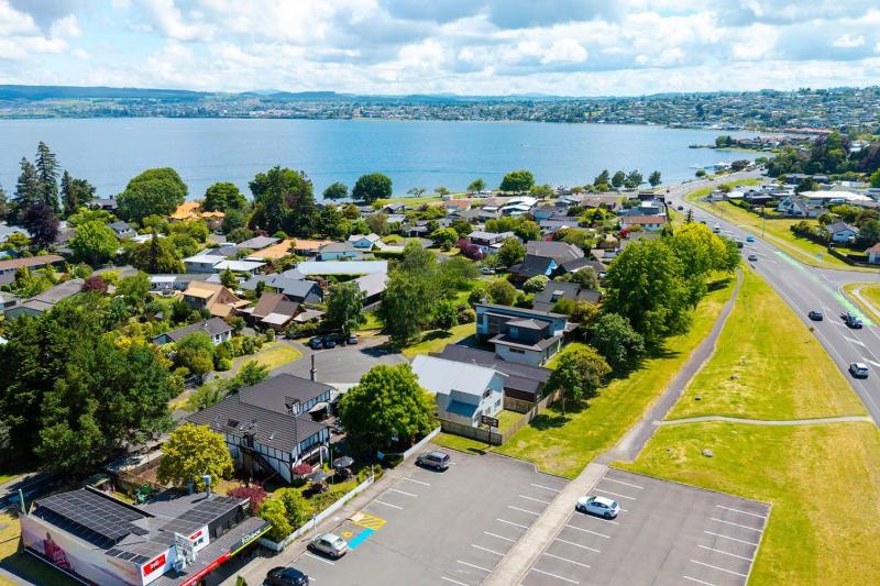 Relax at Rainbow Point - fabulous Taupo holiday home - image 29