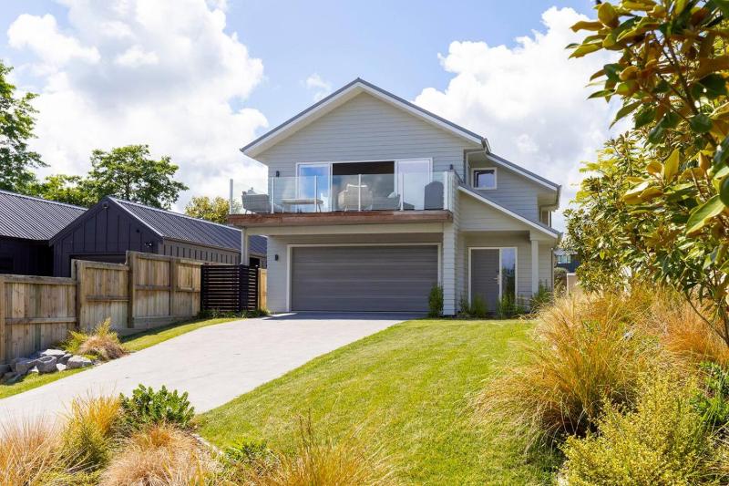 Relax at Rainbow Point - fabulous Taupo holiday home - image 18