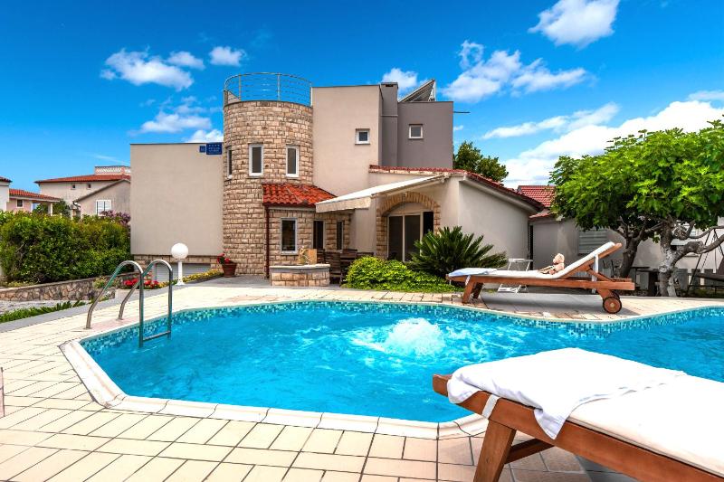 Villa Jelena Vir near beach - image 1