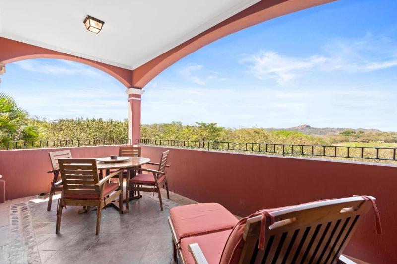 Recently Renovated Luxury Condo with Resort-Style Beach Club Access and Ocean Views - image 12