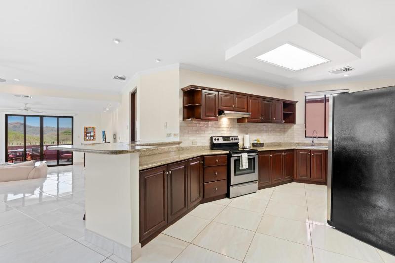 Recently Renovated Luxury Condo with Resort-Style Beach Club Access and Ocean Views - image 10
