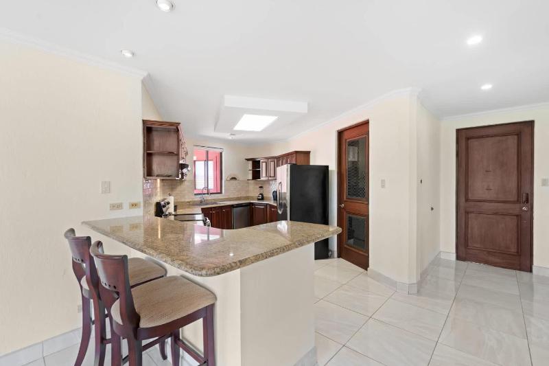 Recently Renovated Luxury Condo with Resort-Style Beach Club Access and Ocean Views - image 6