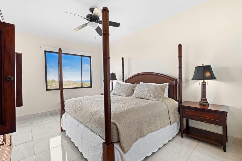 Recently Renovated Luxury Condo with Resort-Style Beach Club Access and Ocean Views - image 5