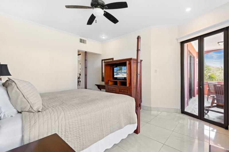 Recently Renovated Luxury Condo with Resort-Style Beach Club Access and Ocean Views - image 13