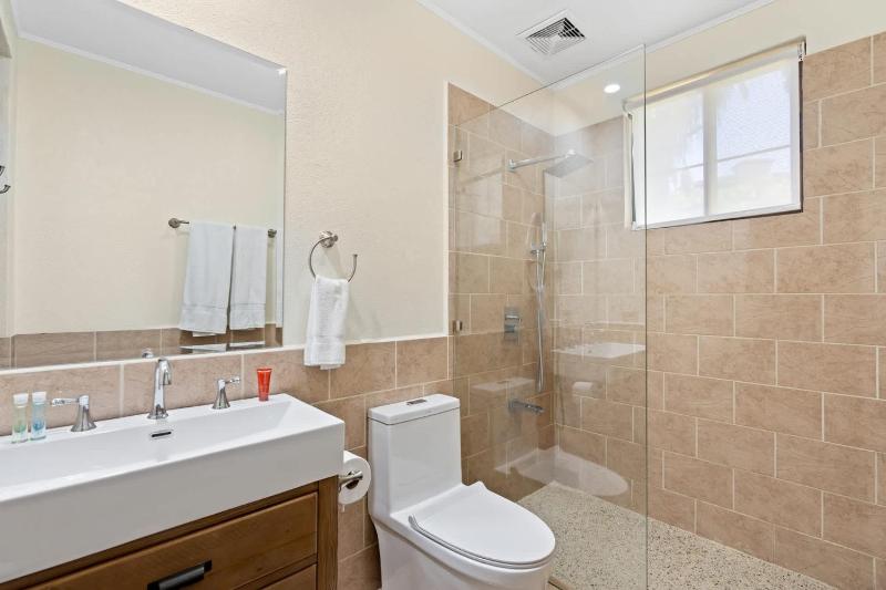 Recently Renovated Luxury Condo with Resort-Style Beach Club Access and Ocean Views - image 16