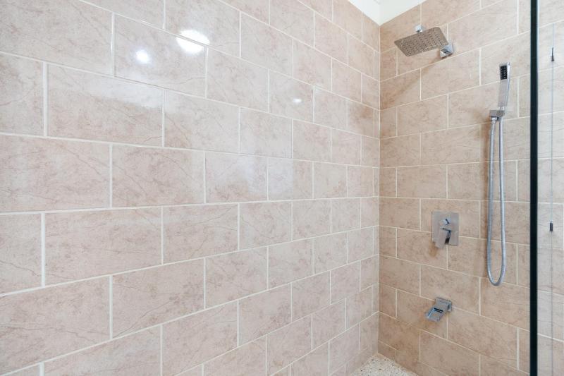 Recently Renovated Luxury Condo with Resort-Style Beach Club Access and Ocean Views - image 15