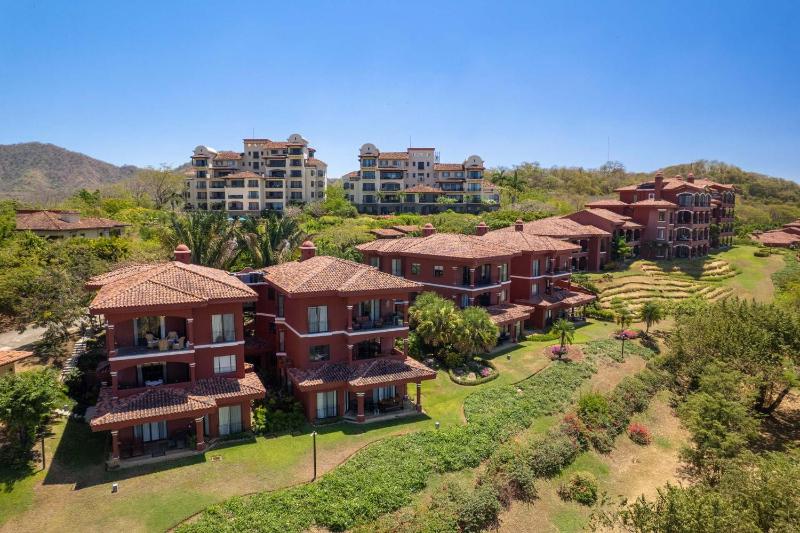 Recently Renovated Luxury Condo with Resort-Style Beach Club Access and Ocean Views - image 4