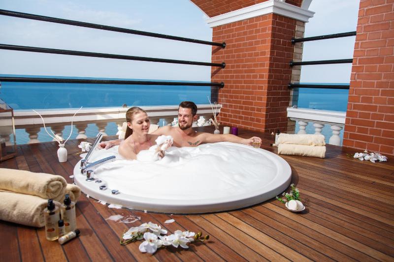 Queen Beatrix Suite with Spa Bath image 3