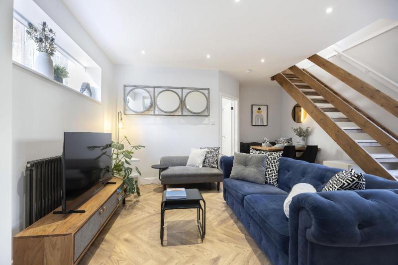 Stunning and Contemporary 2 Bed Home in Lansdown - image 7
