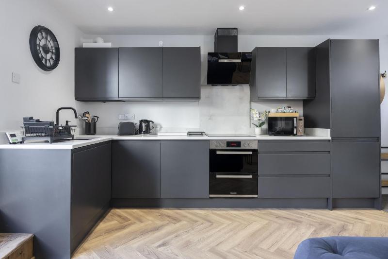 Stunning and Contemporary 2 Bed Home in Lansdown - image 19