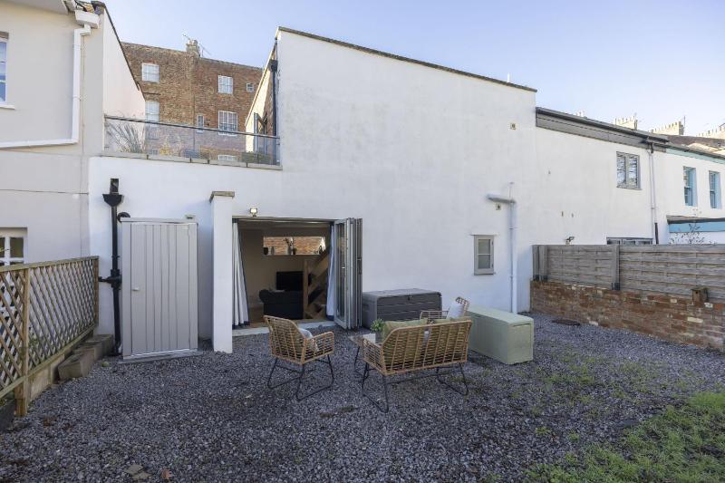 Stunning and Contemporary 2 Bed Home in Lansdown - image 3