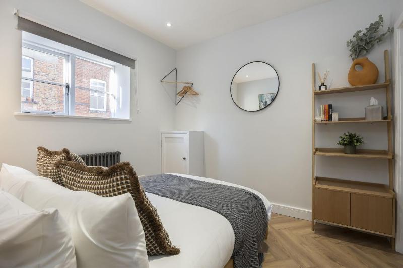 Stunning and Contemporary 2 Bed Home in Lansdown - image 6
