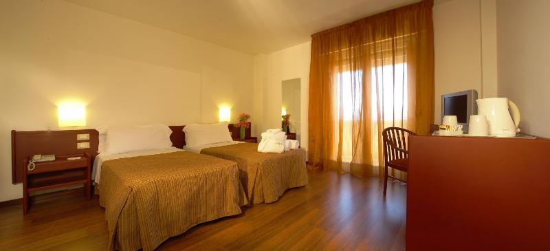Standard Twin Room image 4