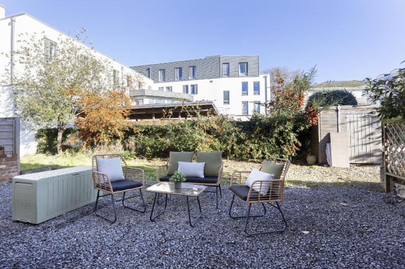 Stunning and Contemporary 2 Bed Home in Lansdown - image 18