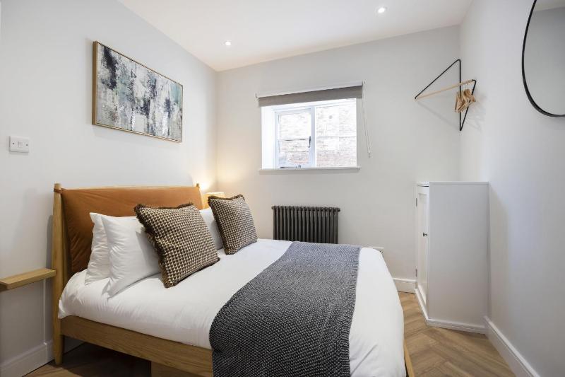 Stunning and Contemporary 2 Bed Home in Lansdown - image 17