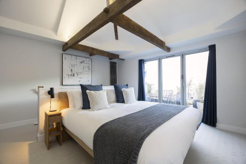 Stunning and Contemporary 2 Bed Home in Lansdown - image 30