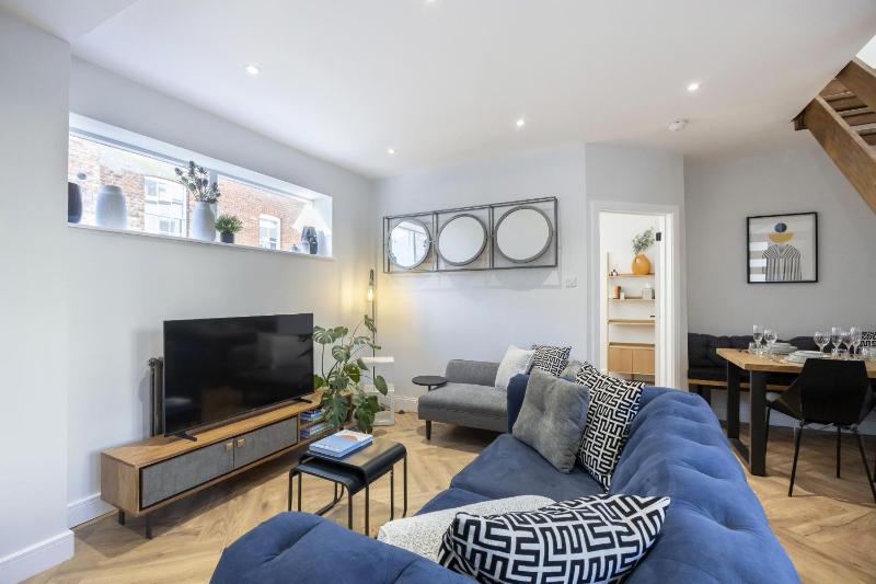 Stunning and Contemporary 2 Bed Home in Lansdown - image 22