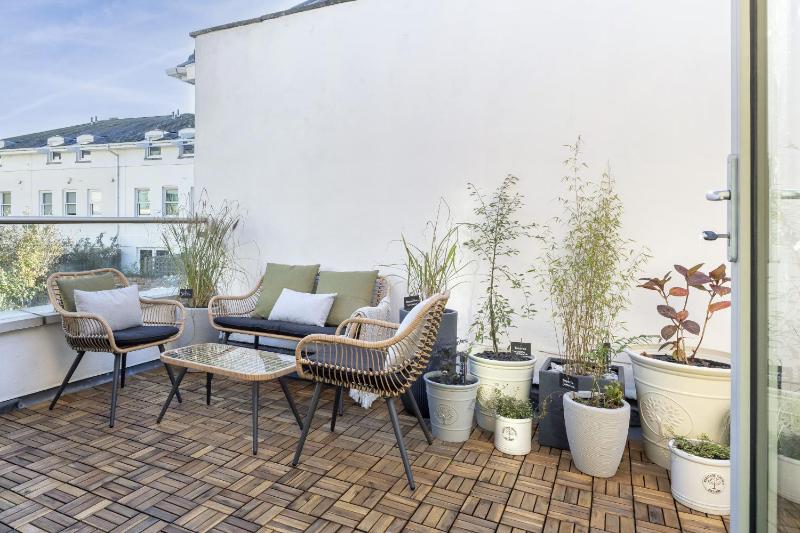 Stunning and Contemporary 2 Bed Home in Lansdown - image 15