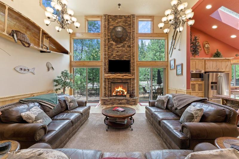 Sunriver Hot Tub Stay with Game Room near SHARC - image 1