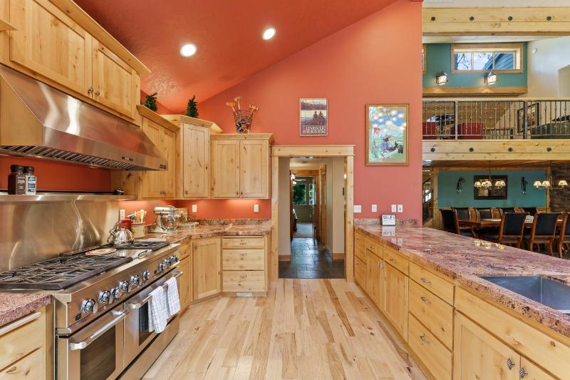 Sunriver Hot Tub Stay with Game Room near SHARC - image 7