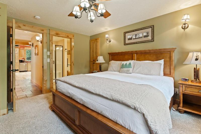 Sunriver Hot Tub Stay with Game Room near SHARC - image 4