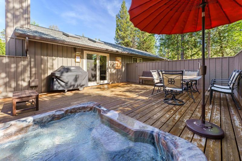 Bright Retreat Hot Tub Plus SHARC Access - image 1