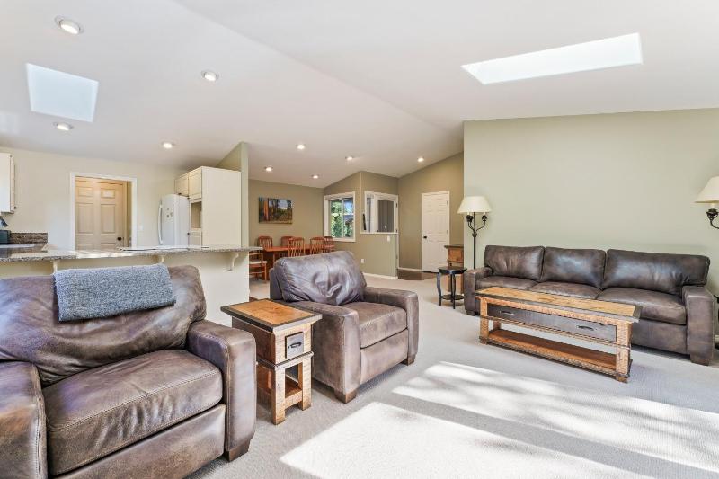 Bright Retreat Hot Tub Plus SHARC Access - image 12