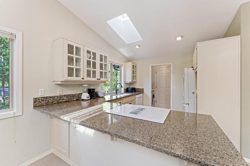 Bright Retreat Hot Tub Plus SHARC Access - image 15