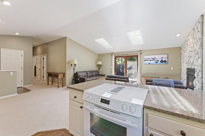Bright Retreat Hot Tub Plus SHARC Access - image 17