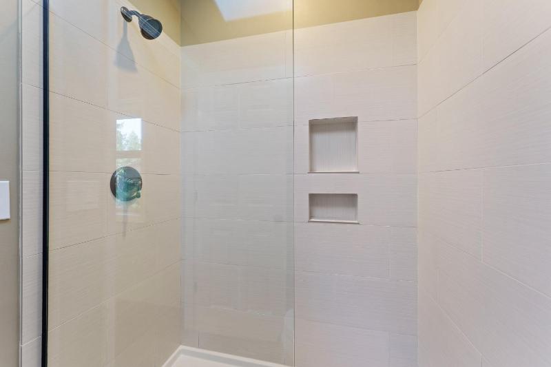 Bright Retreat Hot Tub Plus SHARC Access - image 11